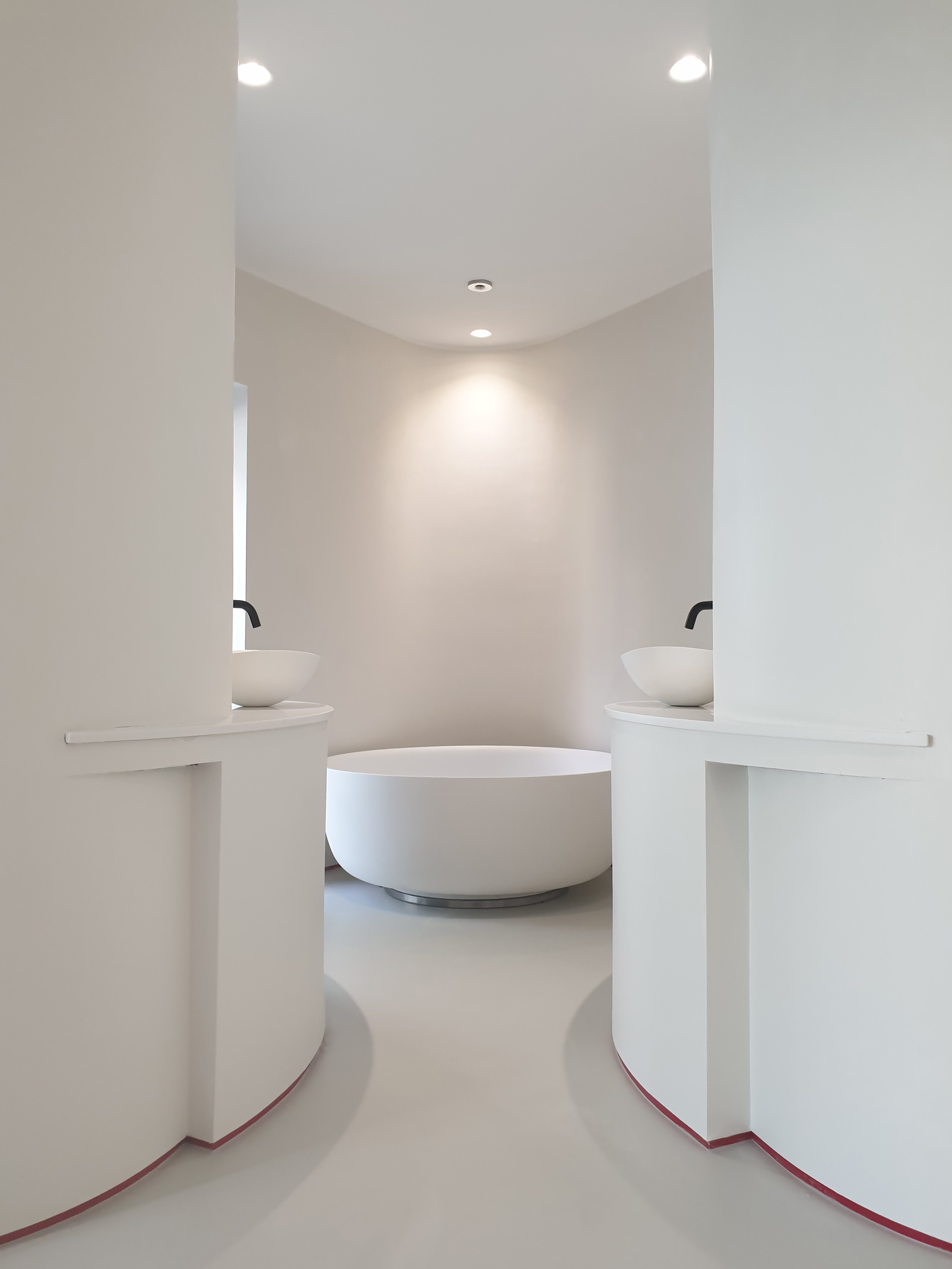 A light resin floor in a bathroom