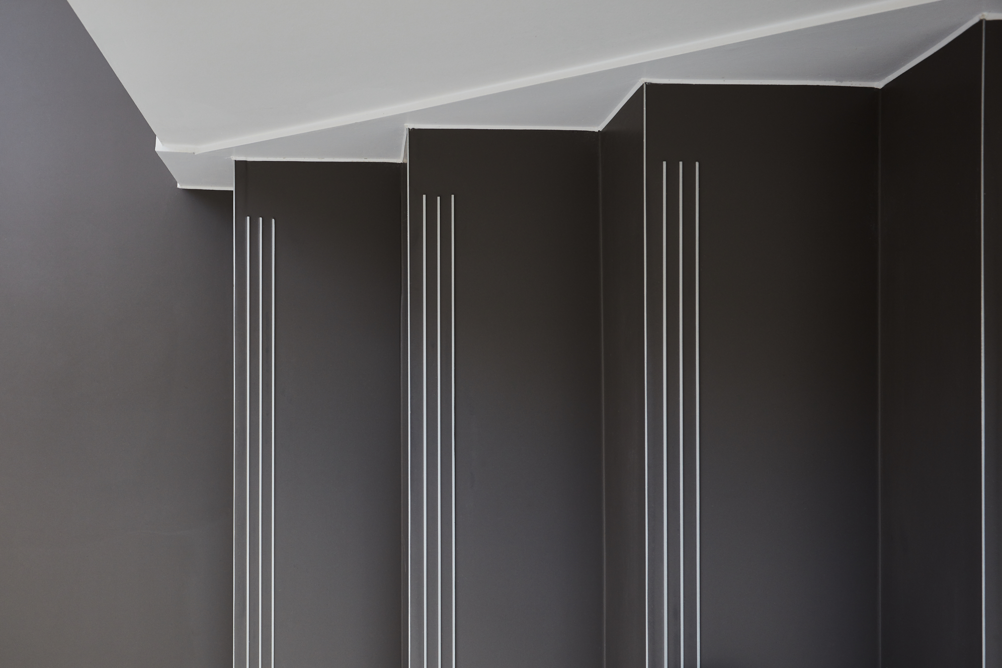 A ForumSphere resin floor in dark grey on stairs