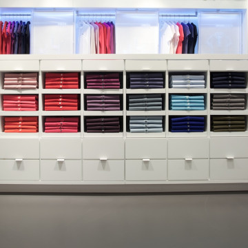 Lacoste t-shirt shelf with anti-slip resin flooring