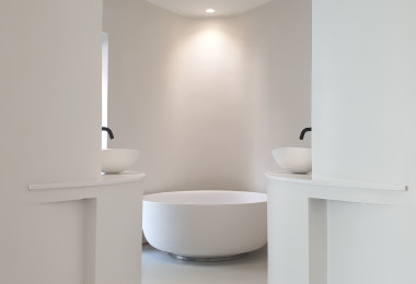 A light resin floor in a bathroom