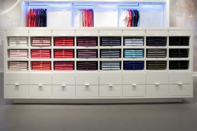 Lacoste t-shirt shelf with anti-slip resin flooring