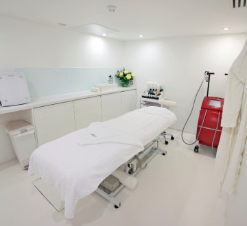 A HealthSphere resin floor in white