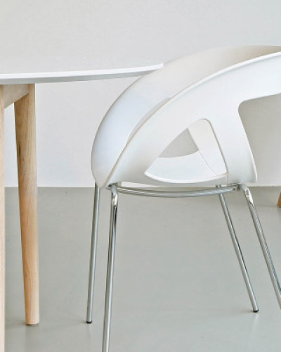 poured resin floor with chairs and tables 