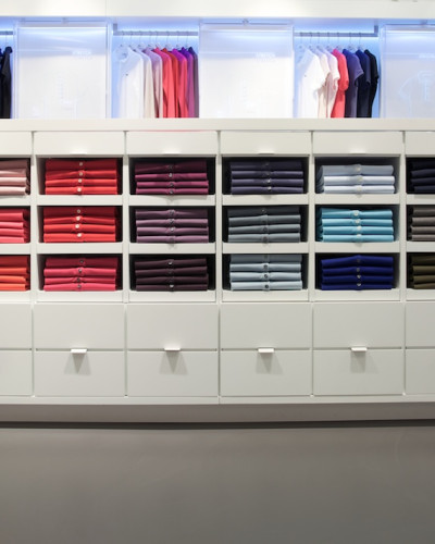 Lacoste t-shirt shelf with anti-slip resin flooring